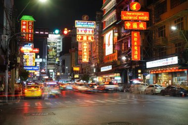 Bangkok, Tayland - 3 Kasım 2019: Yaowarat Yolu 'nda gece vakti Bangkok, Tayland' da, 3 Kasım 2019 'da ilan panosu ile trafik.