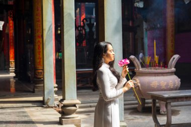 Ho Chi Minh, Vietnam - 17 Ekim 2019: Ho Chi Minh City, Vietnam 'daki Chua Ba Thien Hau tapınağındaki kimliği belirsiz kadın.