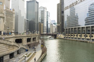Chicago, Illinois, ABD - 22 Nisan 2018: Chicago Nehri ve Chicago şehir merkezindeki gökdelenler 22 Nisan 2018.