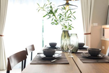 Güzel dekore edilmiş ve servis edilen masalarla dolu boş bir oda.