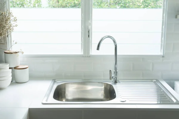 Moderne Küchenspüle Mit Wasserhahn — Stockfoto