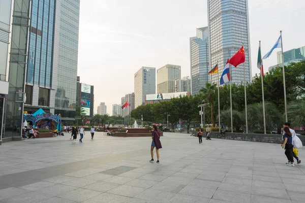 Guangzhou Chiny Października 2018 Ludzie Spacerujący Przed Centrum Handlowym Tee — Zdjęcie stockowe
