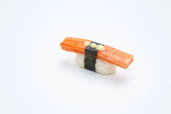 Sushi Rulle Med Krabba Kött Vit Bakgrund — Stockfoto