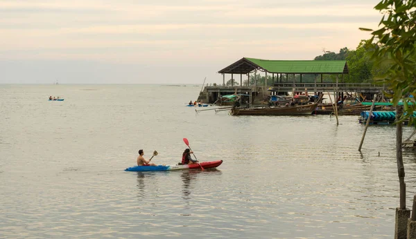Люди Катаются Байдарках Морю Острове Липе Национальный Парк Тарутао Сатун — стоковое фото