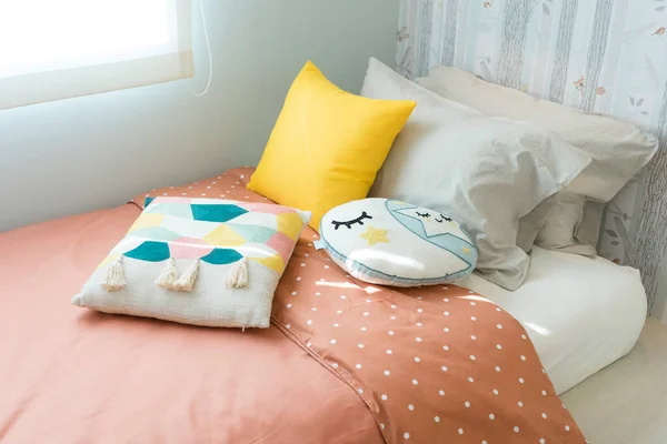 Kinderzimmer Mit Kissen Auf Dem Bett — Stockfoto