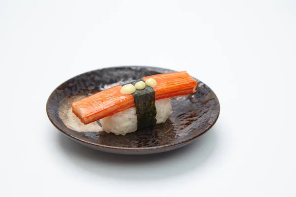 Sushi Rolle Mit Krabbenfleisch Auf Weißem Hintergrund — Stockfoto