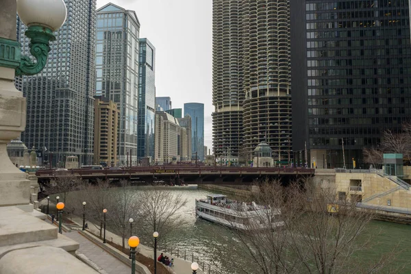 美国伊利诺伊州芝加哥 2018年4月22日 2018年4月22日美国伊利诺伊州芝加哥市中心的芝加哥河和摩天大楼景观 — 图库照片