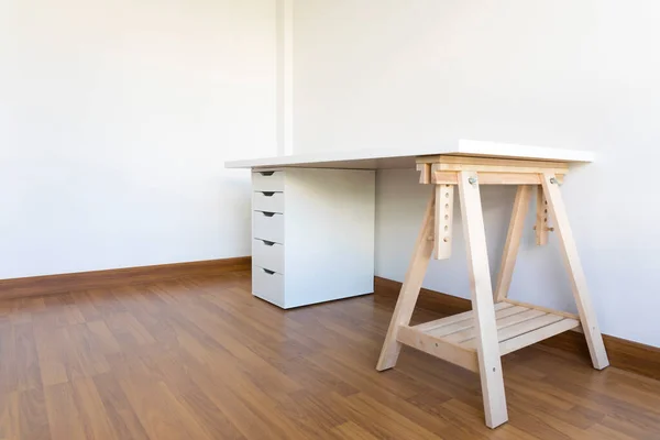Holztisch Und Weißer Schrank Auf Holzboden Weißen Raum Fenster — Stockfoto