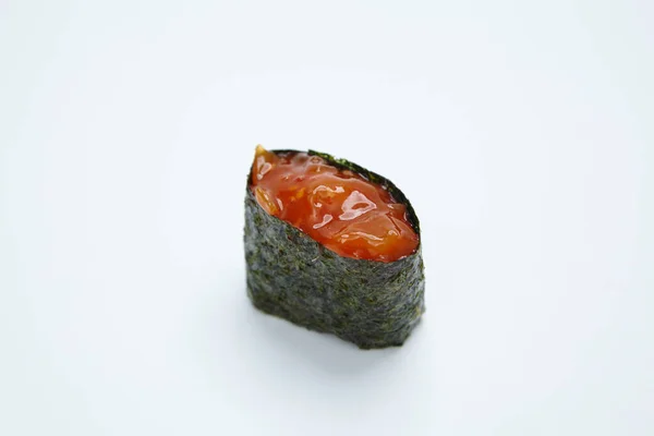 Sushi Rulle Med Kaviar Vit Bakgrund — Stockfoto