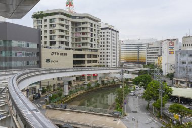 Okinawa, Japonya - 9 Haziran 2019: Yui Demiryolu veya Okinawa Şehir Tren İstasyonu 9 Haziran 2019 tarihinde Japonya 'nın Okinawa kentindeki tren istasyonuna yaklaşmaktadır..