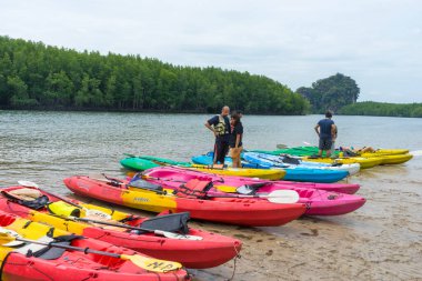 Krabi, Tayland - 3 Ocak 2019: Ao tha Lane, Krabi, Tayland 'da kayak yapan turist grubu 