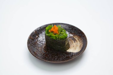 Beyaz arka planda yosunlu suşi 