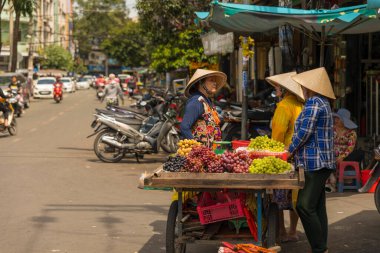 Ho Chi Minh, Vietnam - 18 Ekim 2019: Tanımlanamayan Vietnamlı tüccar 18 Ekim 2019 'da Ho Chi Minh, Vietnam' da kaldırımda meyve sattı.