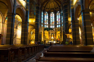 Amsterdam, Hollanda - 27 Kasım 2019: 27 Kasım 2019 'da Hollanda' nın başkenti Amsterdam 'daki Merkez Tren İstasyonu yakınlarındaki Aziz Nicholas Amsterdam Bazilikası içinde sunağın iç görünümü.