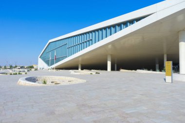 Doha, Katar - 23 Kasım 2019: Katar Ulusal Kütüphanesi 'nin dış görünüşü, Hollanda mimarı Rem Koolhaas tarafından tasarlandı..