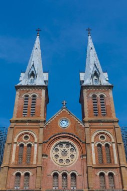 Ho Chi Minh City, Vietnam 'da mavi gökyüzü olan Notre Dame Katedrali