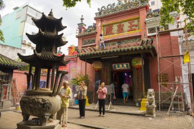Ho Chi Minh, Vietnam - 18 Ekim 2019: Kimliği belirsiz insanlar Ho Chi Minh, Vietnam 'daki Yeşim İmparatoru Pagoda veya Phuoc Hai Tu Tapınağında seyahat ediyorlar 