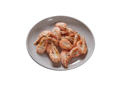 Beyaz arka planda izole edilmiş bir kasede taze karidesler..