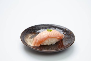 beyaz zemin üzerine somon suşi