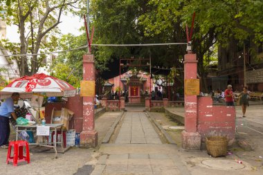 Ho Chi Minh, Vietnam - 18 Ekim 2019: Kimliği belirsiz insanlar 17 Ekim 2019 'da Ho Chi Minh, Vietnam' daki Yeşim İmparatoru Pagoda veya Phuoc Hai Tu Tapınağında seyahat ediyor..