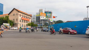 Ho Chi Minh, Vietnam - 17 Ekim 2019: Ho Chi Minh şehir merkezindeki caddelerde araba ve motosiklet görüntüsü