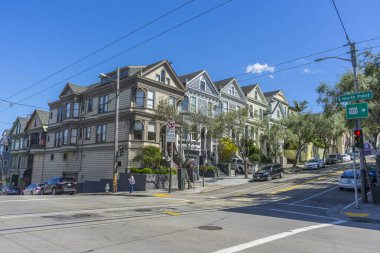 SAN FRANCISCO, ABD - 18 Nisan 2018: San Francisco, CA 'nın tipik evleri