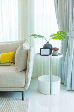 Modern koltukta güzel yastıklar.