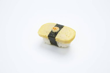 Beyaz yalıtılmış arka planda lezzetli suşi rulosu 