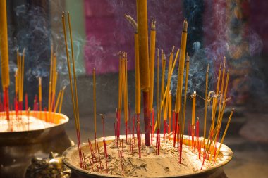 Ho Chi Minh City, Vietnam 'daki Chua Ba Thien Hau pagoda' da tütsü yakma çubukları..