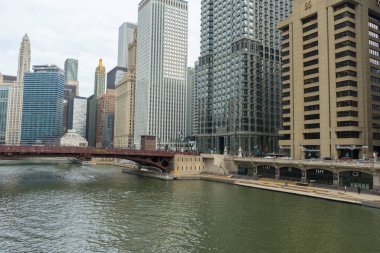 Chicago, Illinois, ABD - 22 Nisan 2018: Chicago Nehri ve Chicago şehir merkezindeki gökdelenler 22 Nisan 2018.