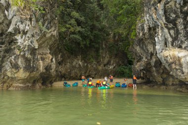 Krabi, Tayland - 3 Ocak 2019: Ao tha Lane, Krabi, Tayland 'da kayak yapan turist grubu 