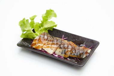 Saba ya da uskumru balığı. Beyaz arka planda soya soslu ızgara..