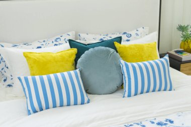 Yatağında yastıklar olan modern bir yatak odası.