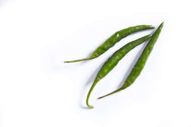 Beyaz arkaplanda yeşil kıvırcık biber.