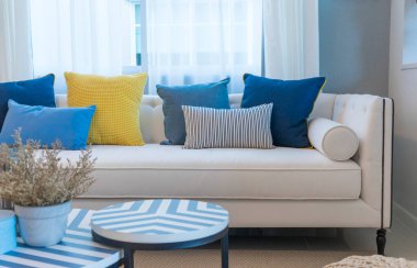 Modern koltukta güzel yastıklar.