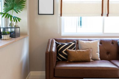 Modern koltukta güzel yastıklar.