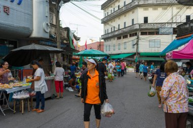 Trang, Tayland - 1 Ocak 2019: Kimliği belirlenemeyen kişiler, Tayland 'ın Trang kentindeki yerel pazarda sabah saatlerinde taze yiyecek alışverişi yapıyorlar 