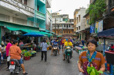 Trang, Tayland - 1 Ocak 2019: Kimliği belirlenemeyen kişiler, Tayland 'ın Trang kentindeki yerel pazarda sabah saatlerinde taze yiyecek alışverişi yapıyorlar 