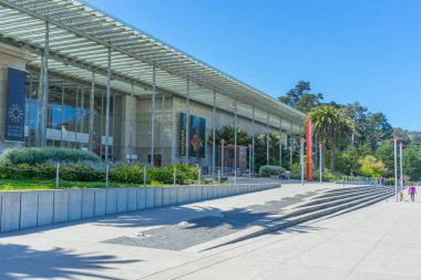 SAN FRANCISCO, CA, ABD - 21 Nisan 2018: San Francisco, CA 'da Kaliforniya Bilimler Akademisi' nin gündüz görünümü.