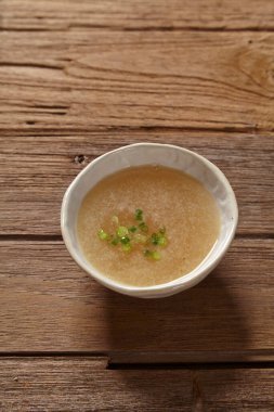 Tahta bir yüzeyde sebzeli çorba.