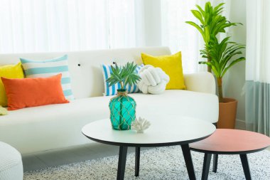 Modern koltukta güzel yastıklar.