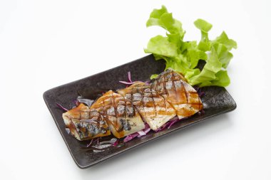 Saba ya da uskumru balığı. Beyaz arka planda soya soslu ızgara..