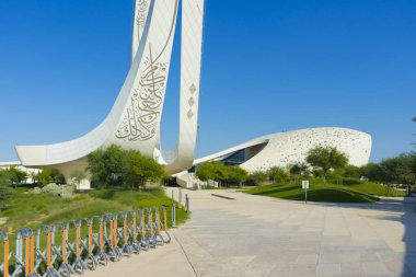 Doha, Katar - 23 Kasım 2019: Katar 'ın Doha kentindeki Katar Vakfı Camii' nin güzel mimarisi.