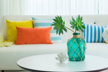 Modern koltukta güzel yastıklar.