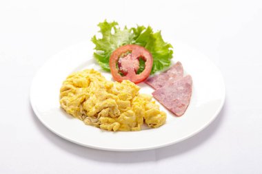 Salata ve marul yapraklı çırpılmış yumurta ve sebzeler.