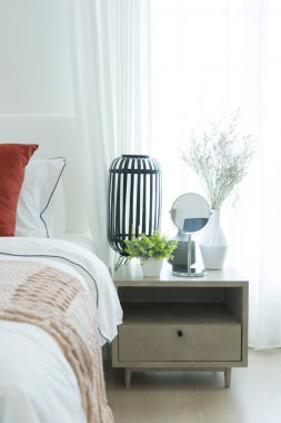 Yatağında yastıklar olan modern bir yatak odası.