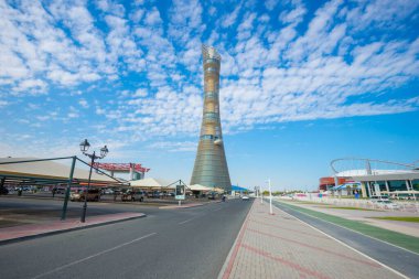 Doha, Katar - 24 Kasım 2019: Aspire Kulesi, lakabı Torch Doha, 24 Kasım 2019 tarihinde Katar 'ın Doha kentindeki Halife Uluslararası Stadyumu yakınlarındaki Aspire Zone kompleksinde yer aldı..