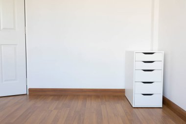 Beyaz modern dolap beyaz odada ahşap zemin üzerinde
