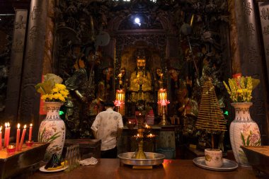 Ho Chi Minh, Vietnam - 18 Ekim 2019: Kimliği belirsiz kişi, Yeşim İmparatoru Pagoda veya Ho Chi Minh, Vietnam 'daki Phuoc Hai Tu Tapınağı' nda bir meziyet yaptı.  