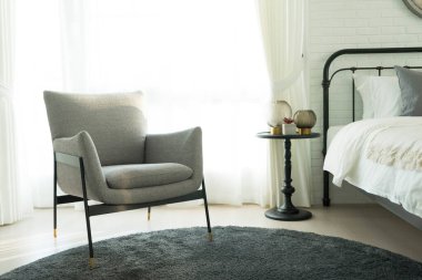 İçinde yatak ve sandalye olan modern bir oda.